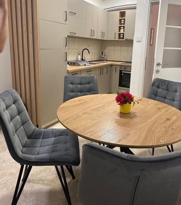 Apartment Ninas โดบรอตา ภายนอก รูปภาพ