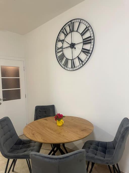 Apartment Ninas โดบรอตา ภายนอก รูปภาพ