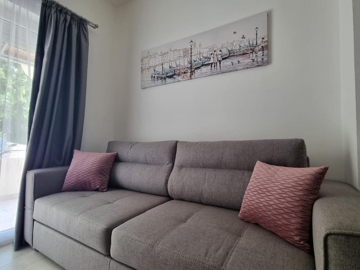 Apartment Ninas โดบรอตา ภายนอก รูปภาพ